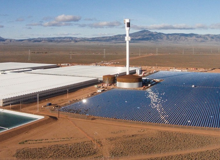 Une ferme solaire dans le désert australien