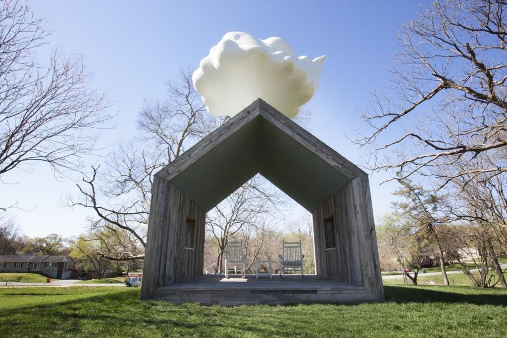 Une maison-nuage qui arrose ses plantes