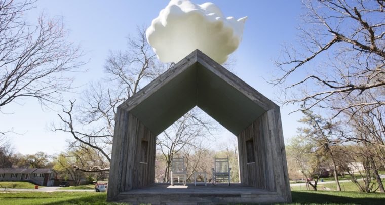 Une maison-nuage qui arrose ses plantes