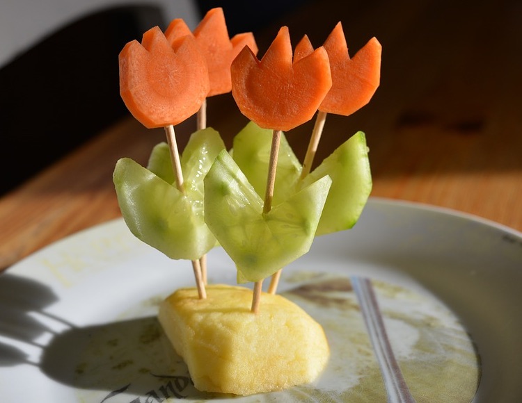 Des fleurs dans les assiettes