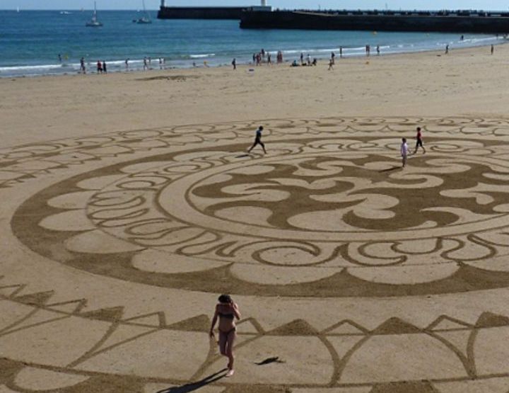 Beach art, dessiner sur le sable