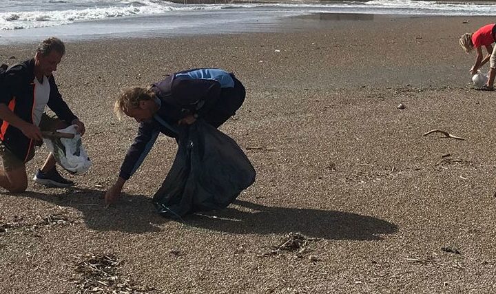 Nettoyage de plage avec Recycle Plastique